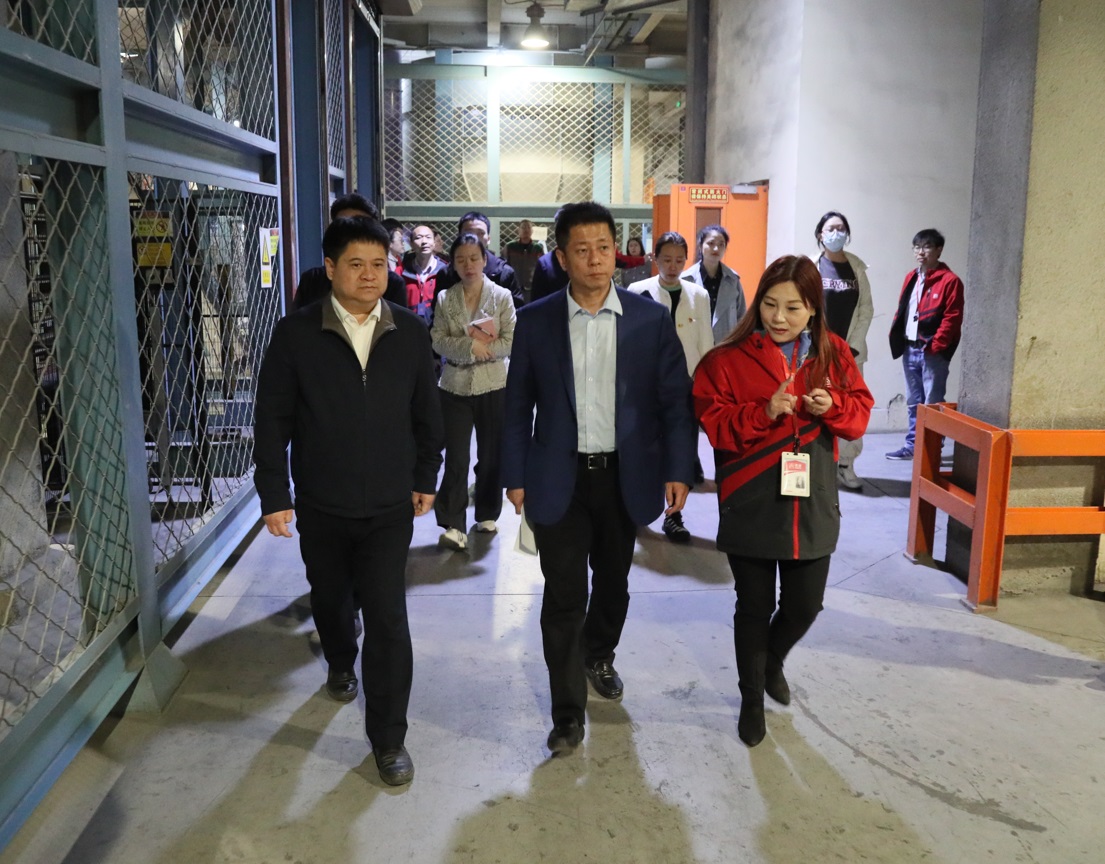 經開區(qū)工委副書記、組織人事部部長于淼一行蒞臨美巢參觀督導